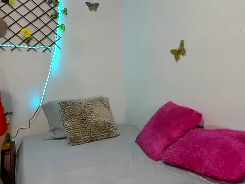 Snapshot of TamiDesire chatting on October 13, 2025, 8:43 pm TamiDesire online show from October 13, 2025, 8:43 pm