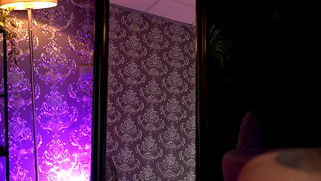 AlmaVelia online show from November 7, 2025, 8:02 pm