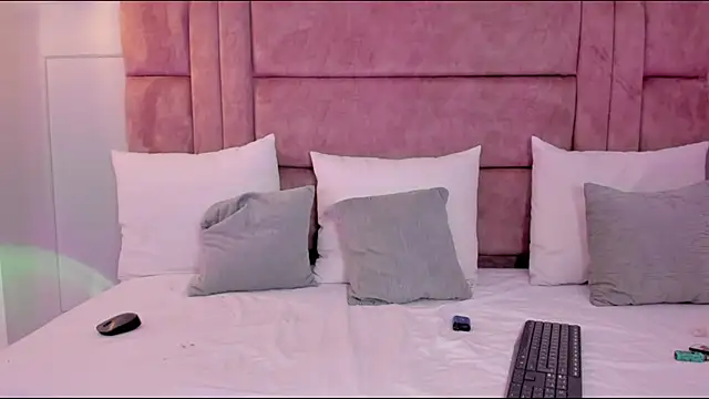 Snapshot of cloe_bunnny chatting on October 29, 2025, 6:23 am cloe bunnny online show from October 29, 2025, 6:23 am