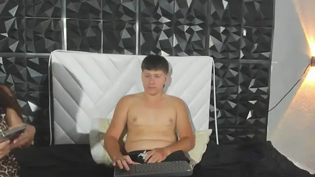 Red house 333 online show from March 24, 2026, 9:37 pm