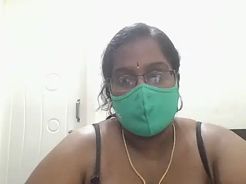 Snapshot of Reena-gowda chatting on November 3, 2025, 8:23 pm Reena-gowda online show from November 3, 2025, 8:23 pm