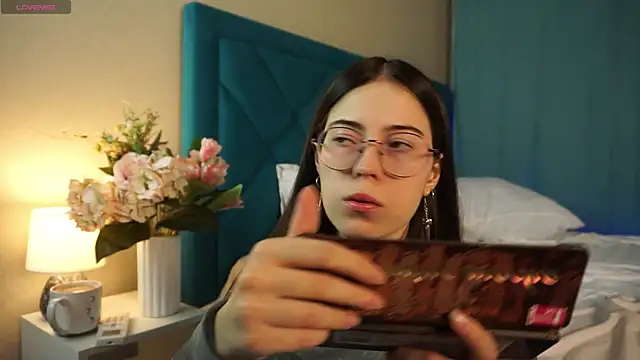 ywixos online show from November 23, 2025, 3:22 pm