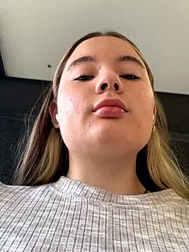 StephanieMur online show from September 12, 2025, 4:56 am