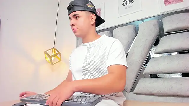 lianfox  online show from March 10, 2026, 12:20 pm