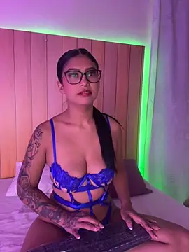 daphnevans online show from October 9, 2025, 3:40 am