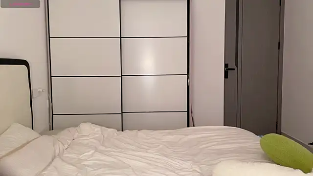 Kittenfishing online show from September 10, 2025, 3:27 am