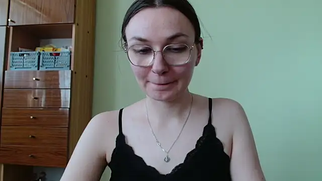 LooveELLYx online show from June 17, 2026, 1:32 pm
