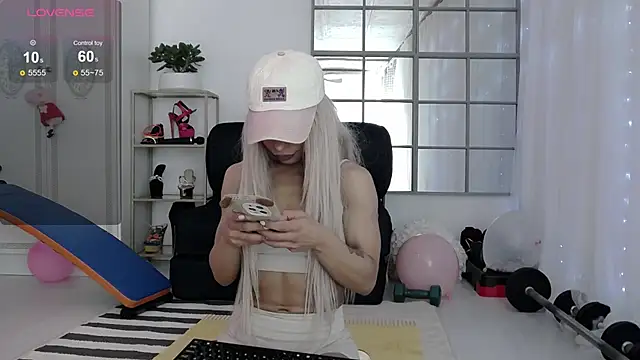 Snapshot of SarahRaynex chatting on April 9, 2026, 12:00 pm SarahRaynex online show from April 9, 2026, 12:00 pm