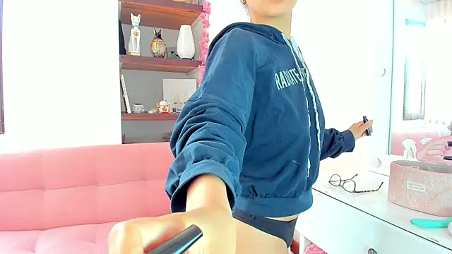 Snapshot of Danesacronin chatting on November 5, 2025, 7:39 pm Danesacronin online show from November 5, 2025, 7:39 pm