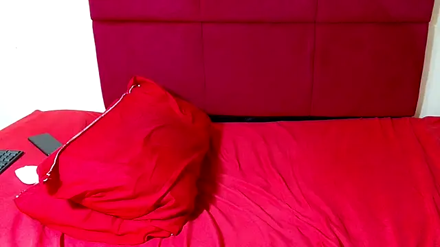 HugeTitisxx online show from February 6, 2026, 6:15 pm