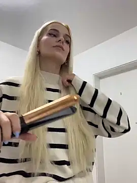 SelenaDaze online show from March 28, 2026, 5:52 am