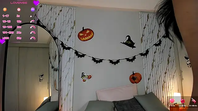 Snapshot of MissVioleet_ chatting on October 19, 2025, 5:05 pm MissVioleet online show from October 19, 2025, 5:05 pm