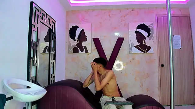 TWINKS FRIENDS online show from February 4, 2026, 1:28 pm