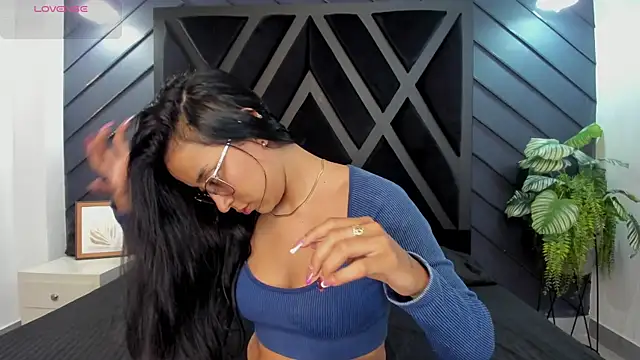 zoe martins  online show from November 25, 2025, 5:35 pm