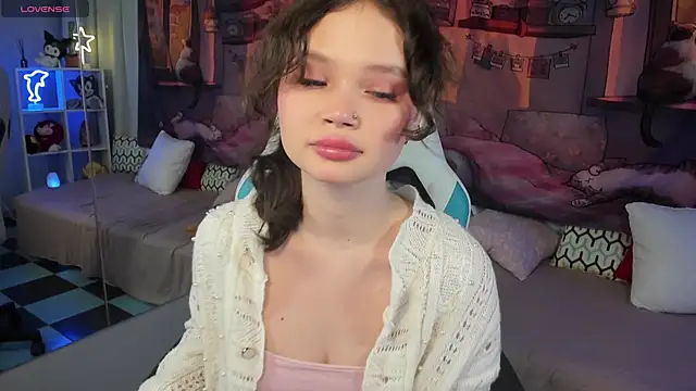 EmilyChaves online show from November 8, 2025, 5:38 pm