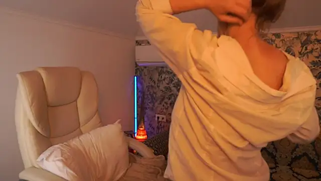 BellaLaPetit online show from April 15, 2026, 1:44 am