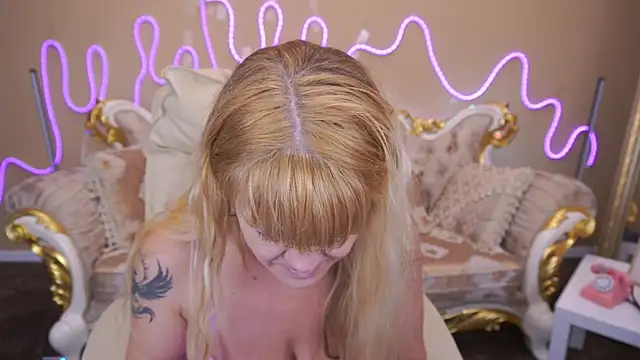 BellaLaPetit online show from November 3, 2025, 2:09 pm