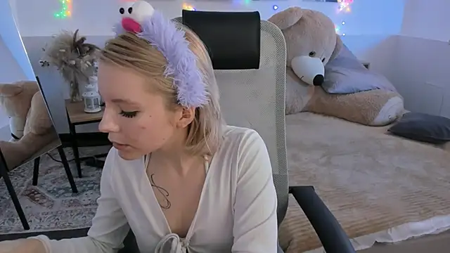 Snapshot of AuroraWrenfield chatting on February 26, 2026, 4:23 am AuroraWrenfield online show from February 26, 2026, 4:23 am