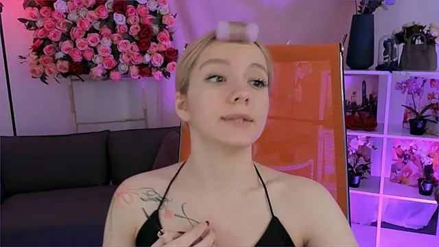 AuroraWrenfield online show from March 3, 2026, 4:19 am