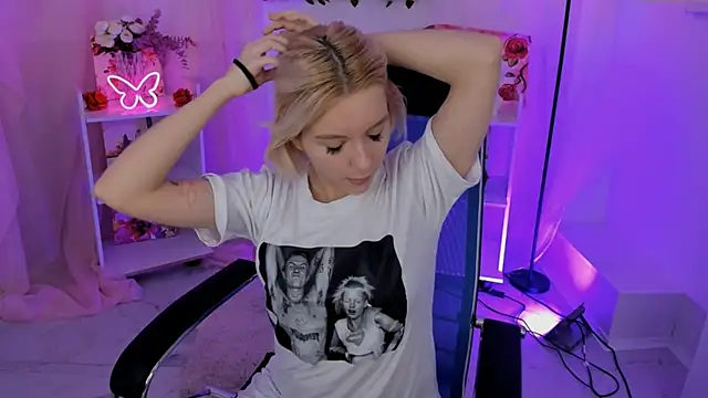 AuroraWrenfield online show from November 6, 2025, 7:23 am