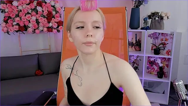 Snapshot of AuroraWrenfield chatting on February 24, 2026, 4:35 am AuroraWrenfield online show from February 24, 2026, 4:35 am