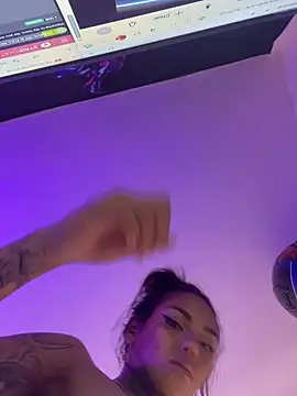 iamkatty  online show from September 17, 2025, 4:42 pm