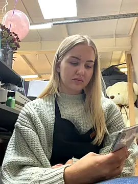 Snapshot of CandyVice chatting on October 17, 2025, 4:20 pm CandyVice online show from October 17, 2025, 4:20 pm