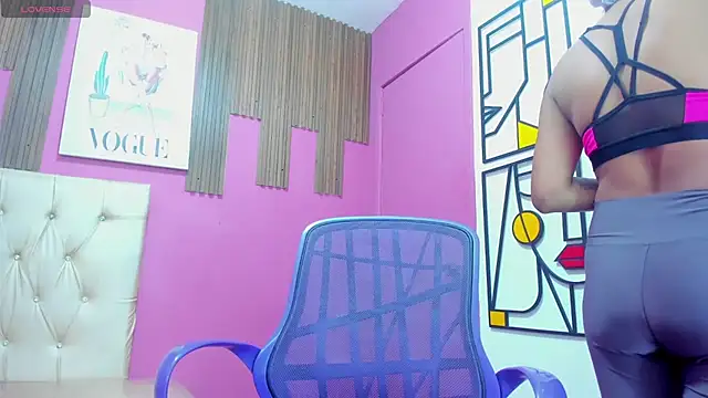 Snapshot of Lucia_Spear chatting on October 24, 2025, 1:10 pm Lucia Spear online show from October 24, 2025, 1:10 pm