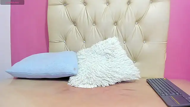 Snapshot of Lucia_Spear chatting on November 27, 2025, 1:00 pm Lucia Spear online show from November 27, 2025, 1:00 pm