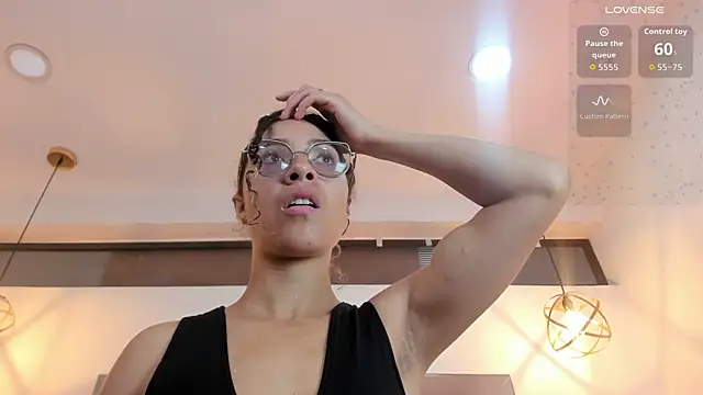 Hanna Cornee  online show from September 29, 2025, 1:50 pm