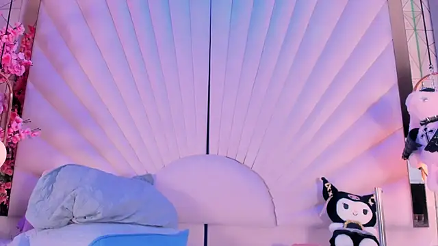 VesperVelvet online show from April 11, 2026, 7:45 am