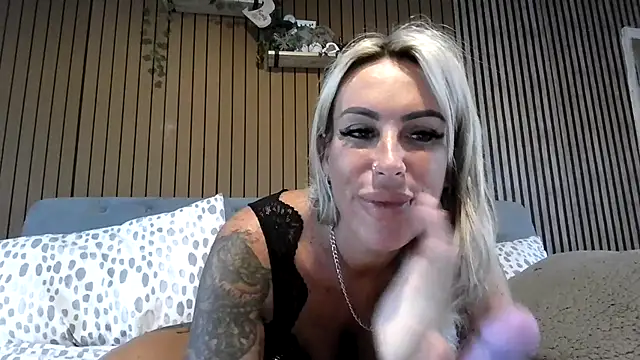 poppyinga1 online show from June 17, 2026, 5:07 am