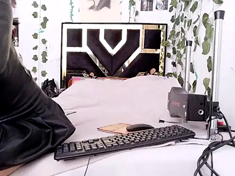 lucywhite13 online show from November 12, 2025, 1:15 pm