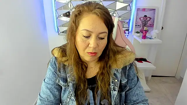 camixxx m online show from December 17, 2025, 12:43 pm