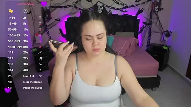 LolaVillalobos online show from October 23, 2025, 1:32 pm