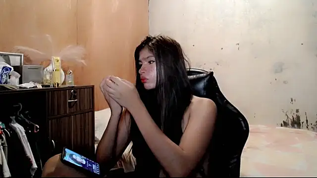 Cutierhyxx online show from May 11, 2026, 4:04 pm