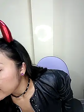 lunna 07 online show from November 21, 2025, 4:39 pm