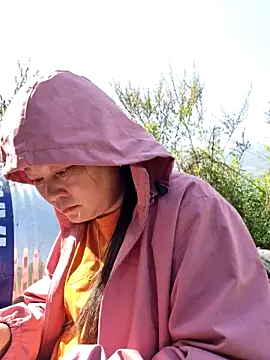 yoowwmr online show from November 27, 2025, 3:51 am