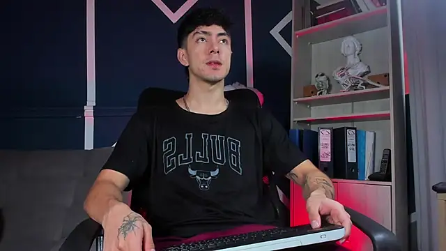 etham wolf  online show from November 19, 2025, 12:27 pm