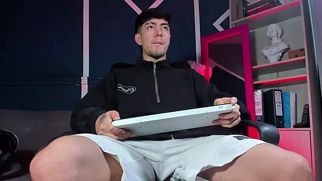 etham wolf  online show from December 5, 2025, 11:53 am