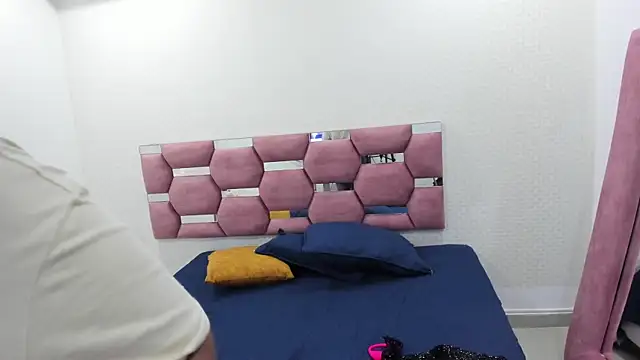 MiiaSmith   online show from November 18, 2025, 9:18 pm