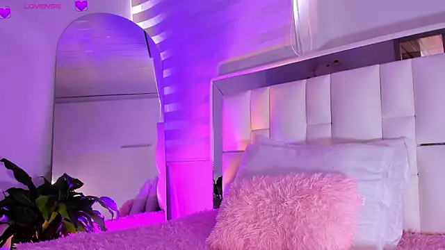 sara goddess01 online show from September 18, 2025, 6:11 pm