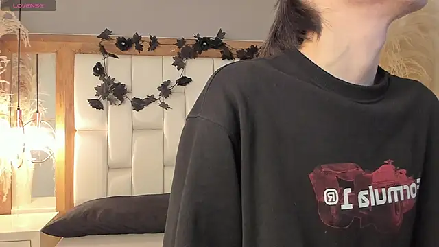 Snapshot of Daphne_And_Roger chatting on November 6, 2025, 11:03 am Daphne And Roger online show from November 6, 2025, 11:03 am