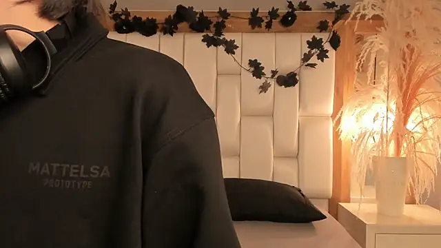 Snapshot of Daphne_And_Roger chatting on December 18, 2025, 11:03 am Daphne And Roger online show from December 18, 2025, 11:03 am