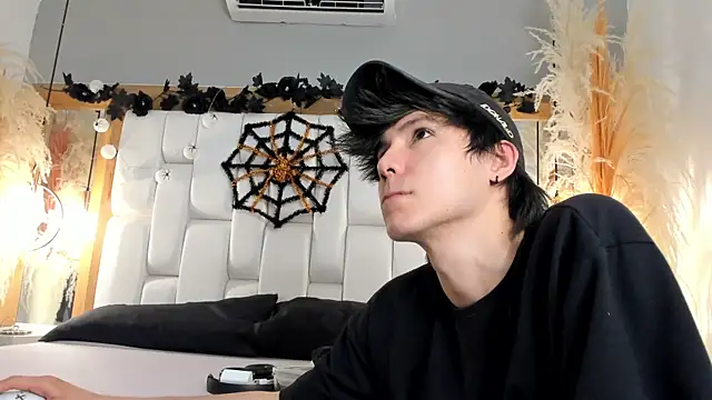 Snapshot of Daphne_And_Roger chatting on October 17, 2025, 11:34 am Daphne And Roger online show from October 17, 2025, 11:34 am