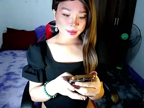 Urassiansweetcummer online show from November 26, 2025, 2:50 pm