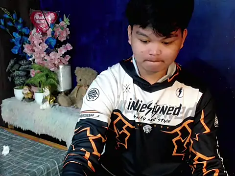 Snapshot of Reynelcock chatting on March 10, 2026, 4:11 pm Reynelcock online show from March 10, 2026, 4:11 pm