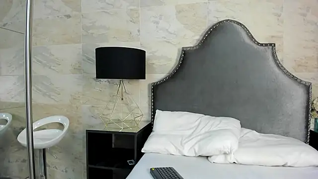 abigail silver  online show from October 15, 2025, 12:24 pm