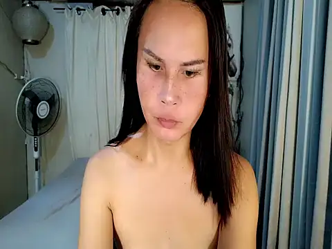 holly bitch online show from July 13, 2026, 1:49 am
