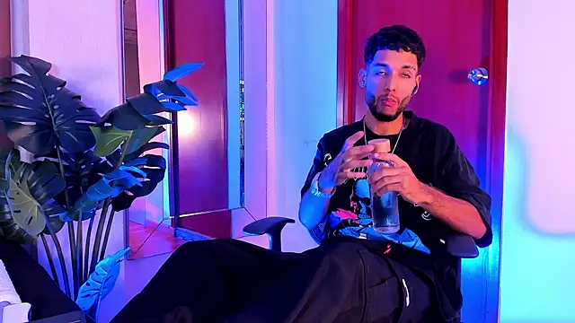 Thiagoferreti online show from April 7, 2026, 2:02 am